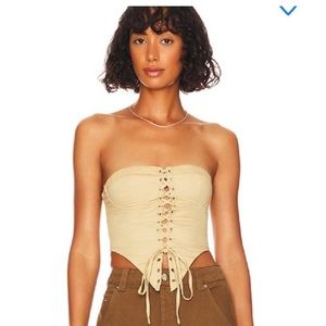 New with tags on! Super cute and flattering beige corset top! Will fit XXS-XS.